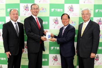 常陽銀行から新小学1年生に「防犯ブザー」寄贈