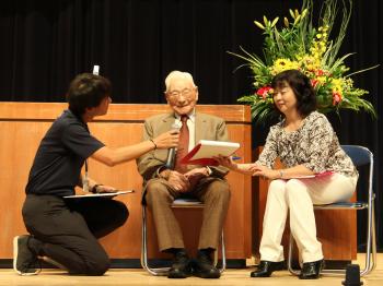 敬老福祉大会で県内最年長男性の飯田酉之助さんを祝う