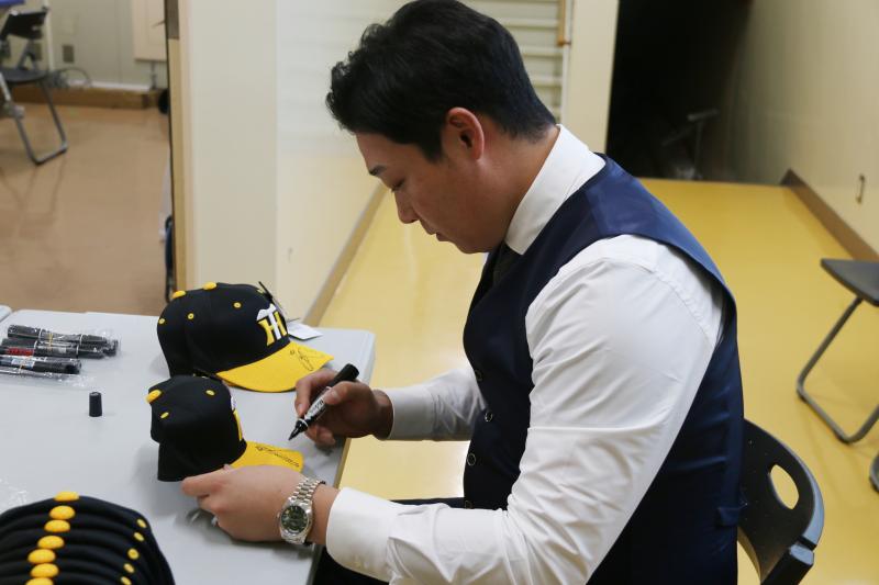大山選手帽子サイン